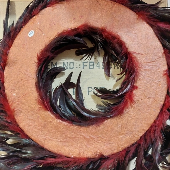 Multicolored Rooster Type Feathered Wreath Home Decor Crafting Feathers NWOT - Picture 2 of 3